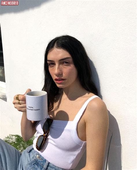 Naked Hazar Ergüçlü Added 03 23 2020 by eskidefter