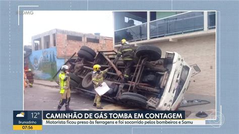 Caminh O Carregado Botij Es De G S Tomba E Motorista Socorrido Em