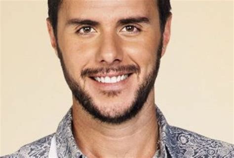 TV PELO ESPECTADOR Após nude vazado Victor V do MasterChef se casa francês