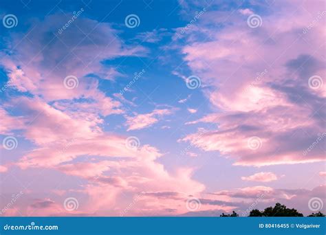 Nuvens Coloridas No Céu Do Por Do Sol Fundo Da Natureza Imagem de