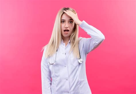 Préoccupé Médecin Jeune Fille Blonde Portant Un Stéthoscope En Robe Médicale A Mis Sa Main Sur