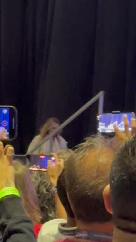 Elizabeth Olsen Access On Twitter Elizabeth Olsen Arriving On Stage