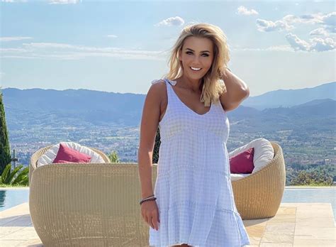 Prze Liczna Monika Chwajo Pozuje W Bardzo Sk Pym Bikini Na Basenie