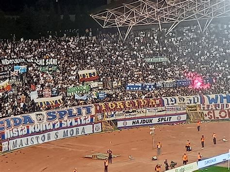 Slobodna Dalmacija Torcida Izvadila Trofeje I Kako To Ide U