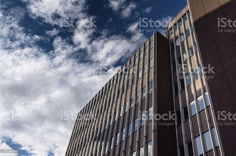 Gedung Perkantoran Foto Stok - Unduh Gambar Sekarang - Arsitektur, Awan