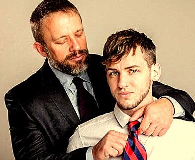 Case des hommes Un père honore les qualités de son fils gay utiles à la société dit il