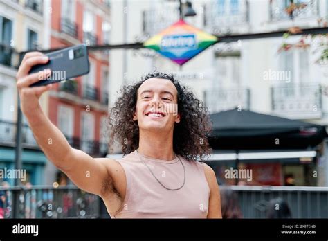 Homme gay jeune Banque de photographies et dimages à haute résolution Alamy