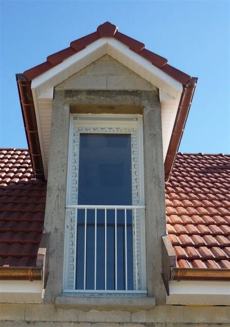 Porte fenêtre PVC en lucarne avec garde corps métallique Maisons