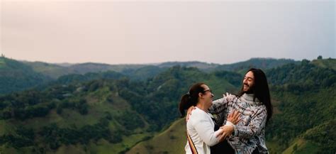 Latina madre e hijo abrazando y riendo a los turistas colombia montaña paisaje fondo foto
