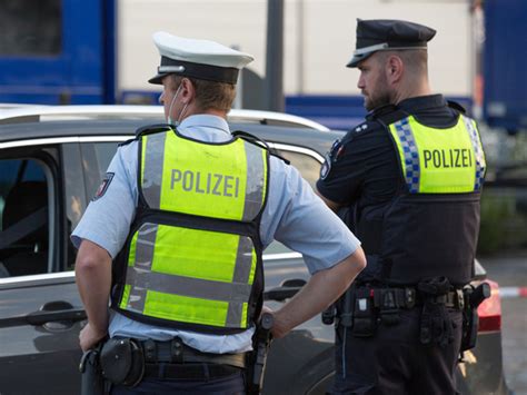 В Швейцарии против участниц Pussy Riot завели дело из за граффити МК