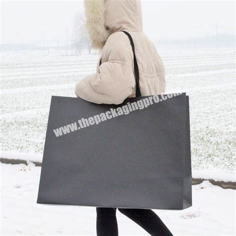 Luxury High Quality Black Kraft Paper Bag Hot Stamping Black Gift Bag With Ribbon Handle And Logo