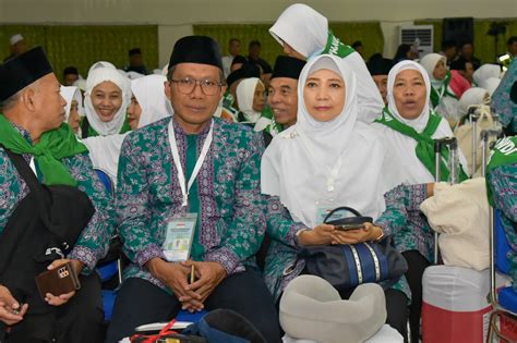 Siswa Man Mataram Membawa Bendera Pataka Pada Pelepasan Calon