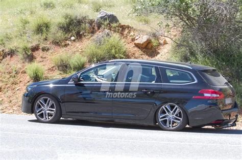 El Peugeot 308 SW también trabaja ya en su lavado de cara