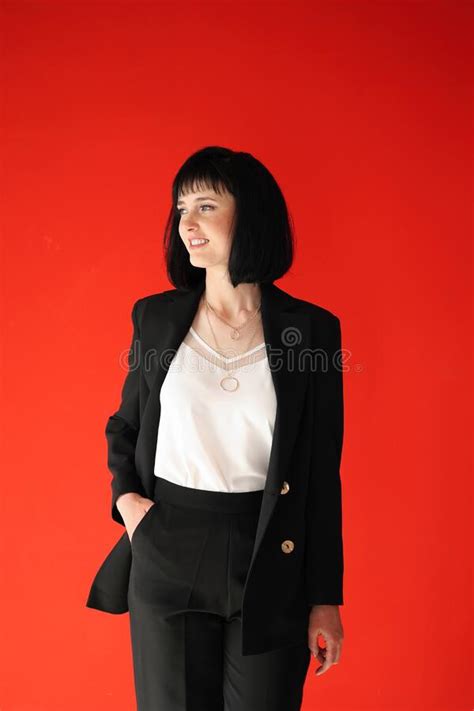 Hermosa Mujer Empresaria De Brunette Ceo Con Traje Negro Aislado En El