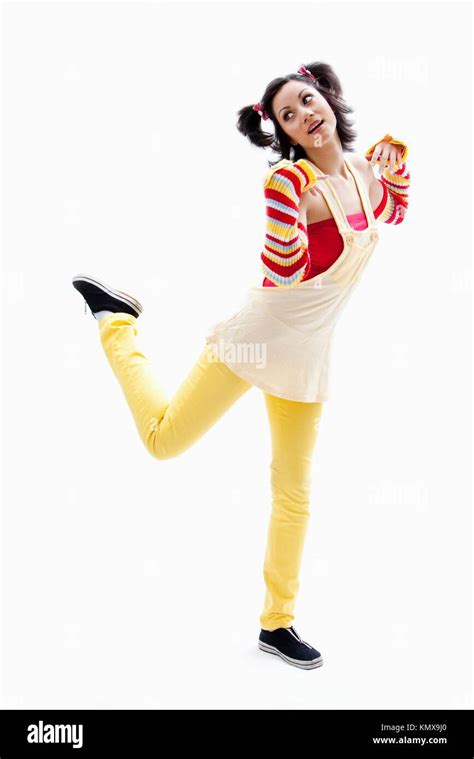 Schönen spaß Latina Mädchen mit hellen Armstulpen und Pferdeschwänze mit roten Bändern im Haar