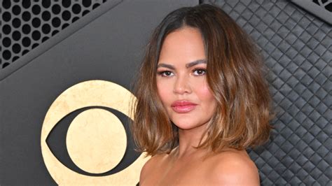 Chrissy Teigen's Hairstylist Tells Us How She Crafted that Chic Blonde