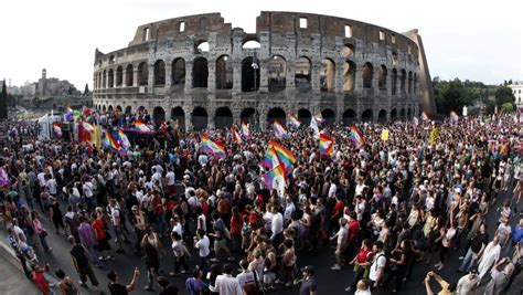 Parada Gay Em Roma Tem At Rapazes Vestidos De Kate E Pr Ncipe William Veja Fotos