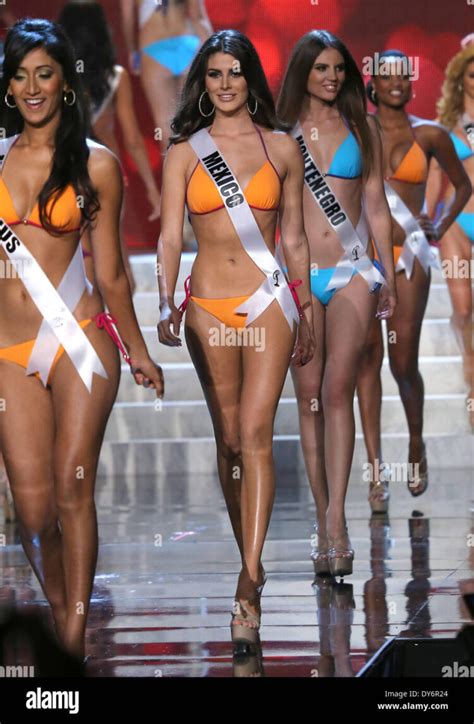 Hot Sexy Karina Gonzalez Bikini Pics