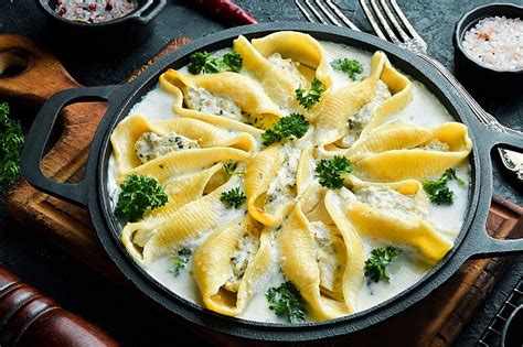 Как приготовить фаршированные макароны ракушки в духовке и на сковороде ...