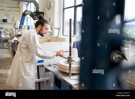 Alfarero masculino fotografías e imágenes de alta resolución Alamy