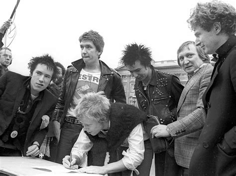ยอนอดตเมอครง Sex Pistols วงพงกจอมขบถยกพลไปเซนสญญาหนาพระราชวงบกกงแฮม
