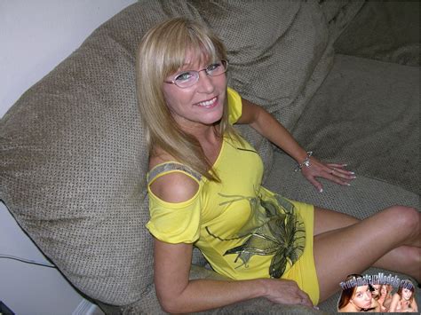Nude Amateur Milf Wearing Glasses And Spreading Nude Porn Pictures XXX Photos Sex Images