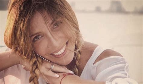 Lomazo Mónica Ayos posó con una diminuta bikini metalizada Contexto Tucuman