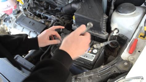 Снятие аккумулятора и свечей на Skoda Fabia 2 - YouTube