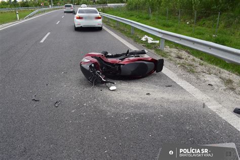 Nehoda motorkára v Bratislave si vyžiadala jeho prevoz do nemocnice