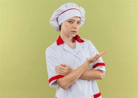 Jeune Femme Blonde Confiante Chef En Uniforme De Chef Points C T Avec La Main Isol E Sur Le