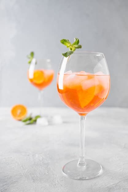 Aperol Italiano Clássico Spritz Cocktail Na Luz Foto Premium