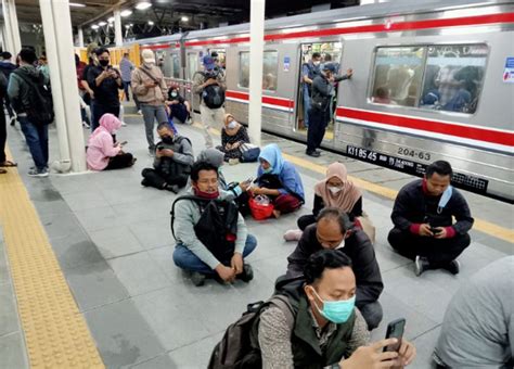 Foto Foto Penumpang Krl Bergeleparan Di Stasiun Manggarai Akibat