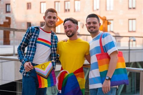 Retrato Del Hombre En El Mitin Con Las Banderas Del Arco Iris Fiesta Del Orgullo Gay En El