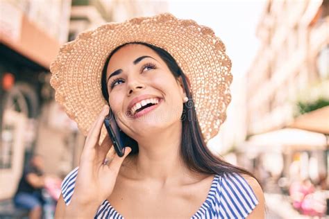 Joven Turista Latina De Vacaciones Sonriendo Feliz Hablando Por El Smartphone En La Ciudad
