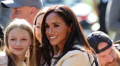 Meghan Markle cu un colier de peste 15 000 de euro la gât la prânz cu