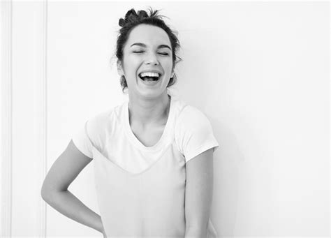 Portrait de jeune fille brune belle modèle de fille avec du maquillage nude dans des vêtements