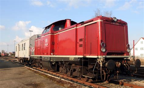 Die V 100 2299 der VEB hat den Tragschnabelwagen mit dem Transformator ...