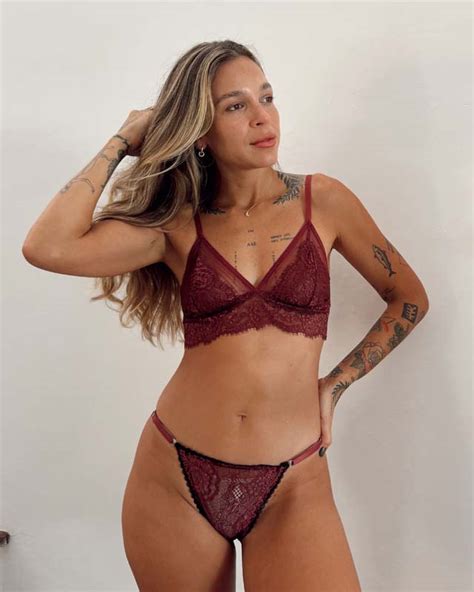 Conjunto lingerie sutiã de renda sem bojo e calcinha de renda na cor vinho vovó Sofia