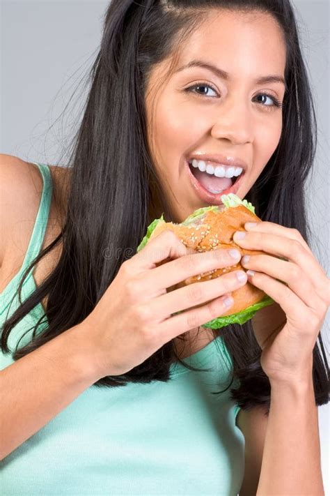Ragazza Di Latina Che Mangia Hamburger Fotografia Stock Immagine Di Scuro Veloce