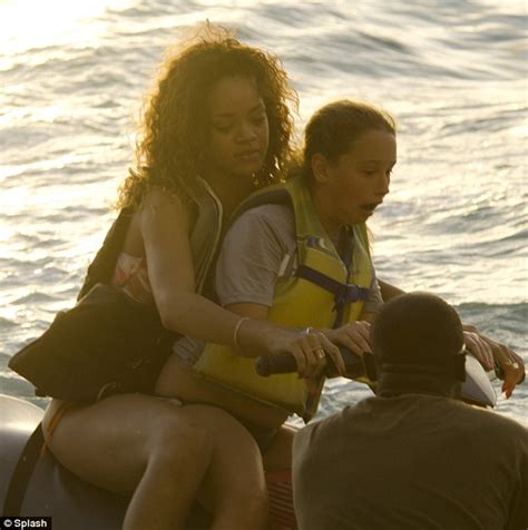 Rihanna lộ ngực trần vì mặc bikini quá bé và mỏng