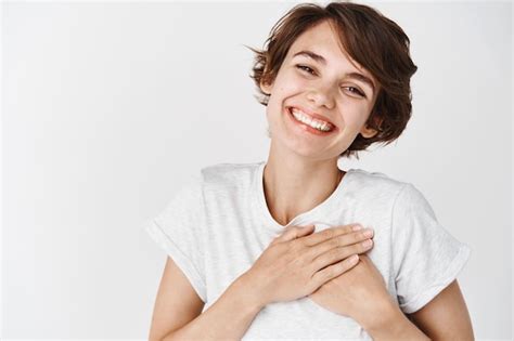 Крупным планом счастливой улыбающейся женщины говорят спасибо, держась ...