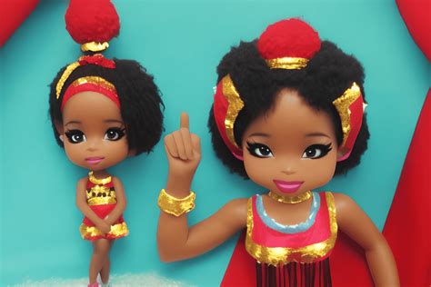 Kleine schwarze Mädchen mit Queen Latina Detail im Kwanza Stil Creative Fabrica