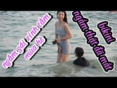 Trời nóng đi tắm biển mùa hè tình cờ được ngắm mấy em xinh tươi cũng tắm mặc Bikini quá đã mắt