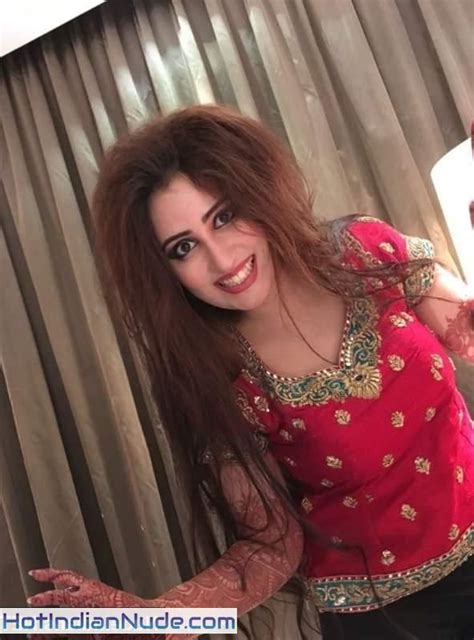 Newly Married Chubby Bhabhi Honeymoon Pics Hot Indian Nude