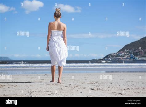 Pretty Blonde Beach In White Fotos Und Bildmaterial In Hoher Aufl Sung Alamy
