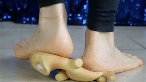 Asmr Crush Barefeet Piglet Italian Amateur Amateur Porn By Faphouse Xhamster