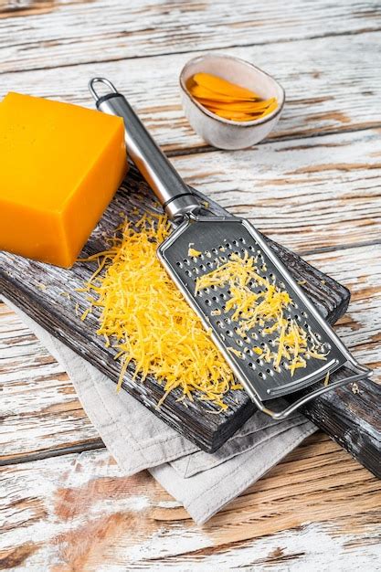 Queso Cheddar Rallado Sobre Una Tabla Para Cortar Madera Fondo De