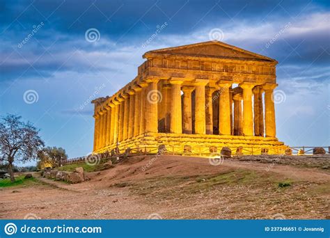 Templo De Concordia En El Valle De Los Templos Al Atardecer En