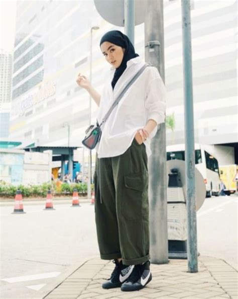 Fashion Trend Baru, 7 Potret Perpaduan Hijab dengan Celana Cargo Ini Kece Abis