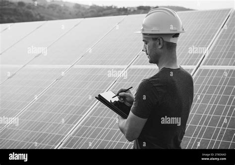Ingenieur Der In Der Solarpaneelfabrik Im Freien Arbeitet